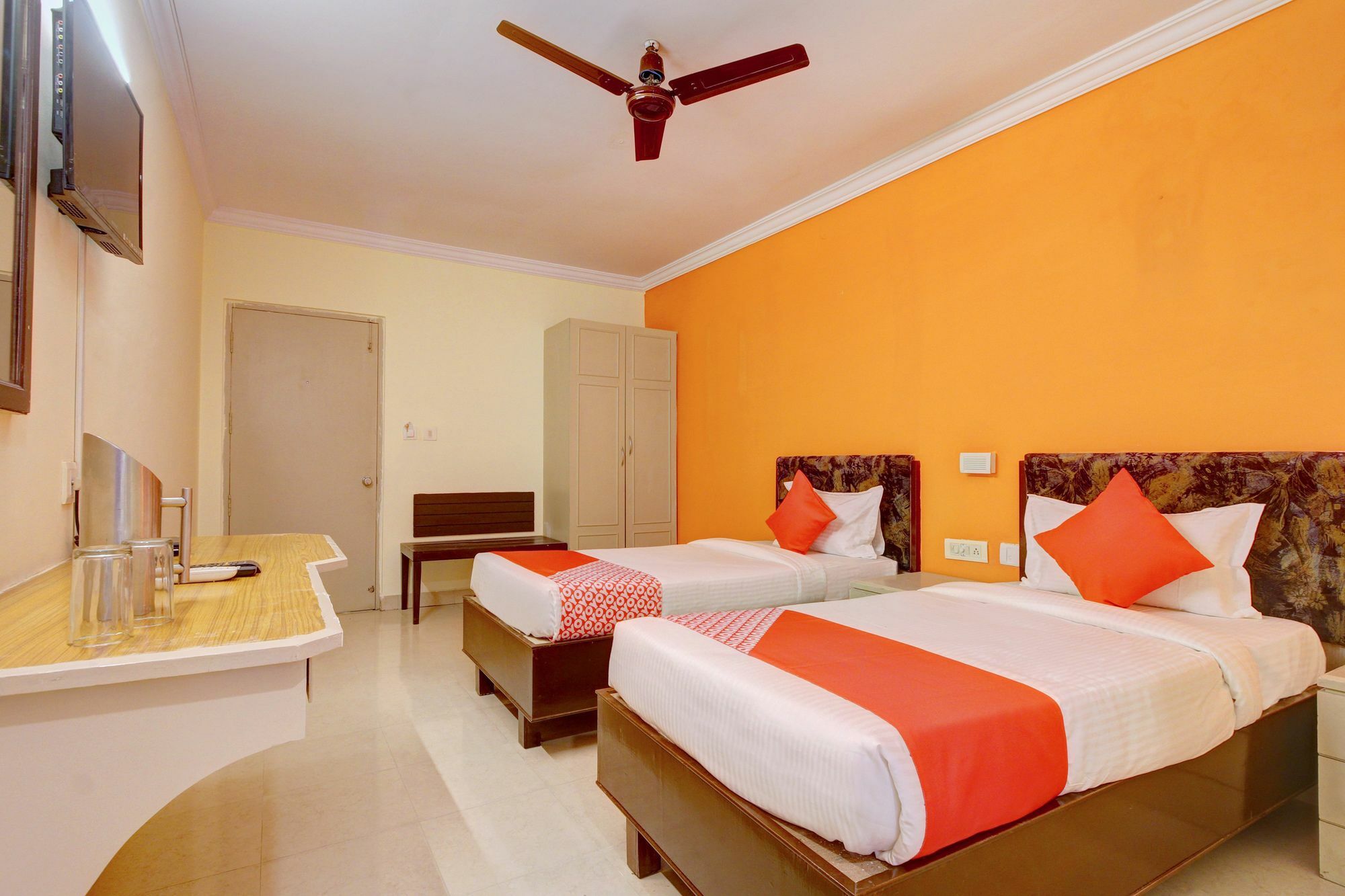 Oyo 10596 Hotel Indu Hyderabad Exterior foto